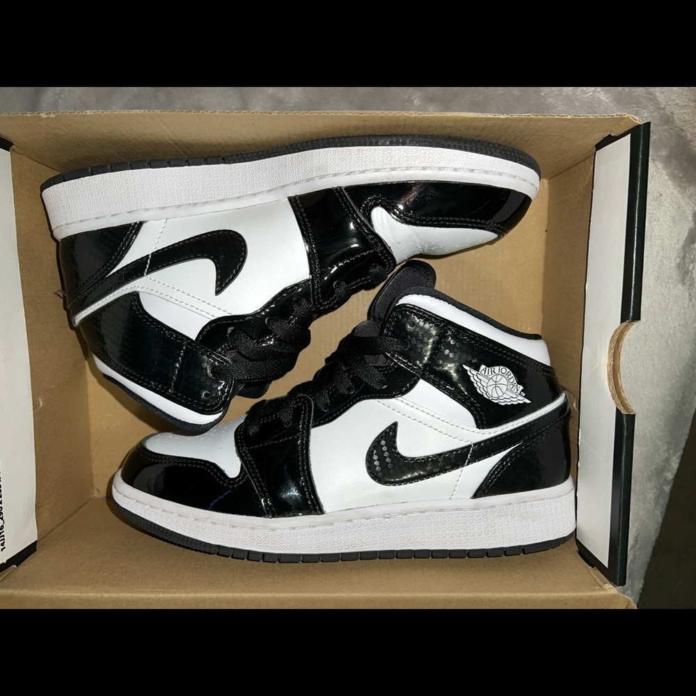 Air Jordan 1 Mid SE GS Size 5.5 Y